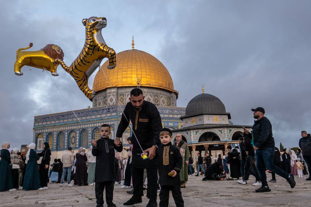 İsrail’in kısıtlamalarına rağmen akın ettiler: 120 Bin Filistinli Mescid-i Aksa’da saf tuttu - Resim: 24